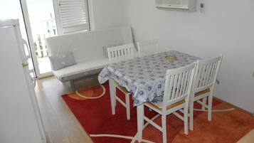 Apartment (A2) | Dining