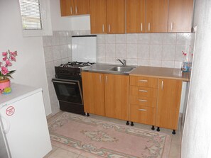 Apartament (A1) | Cuina privada | Frigorífic, microones, forn i placa de cuina 