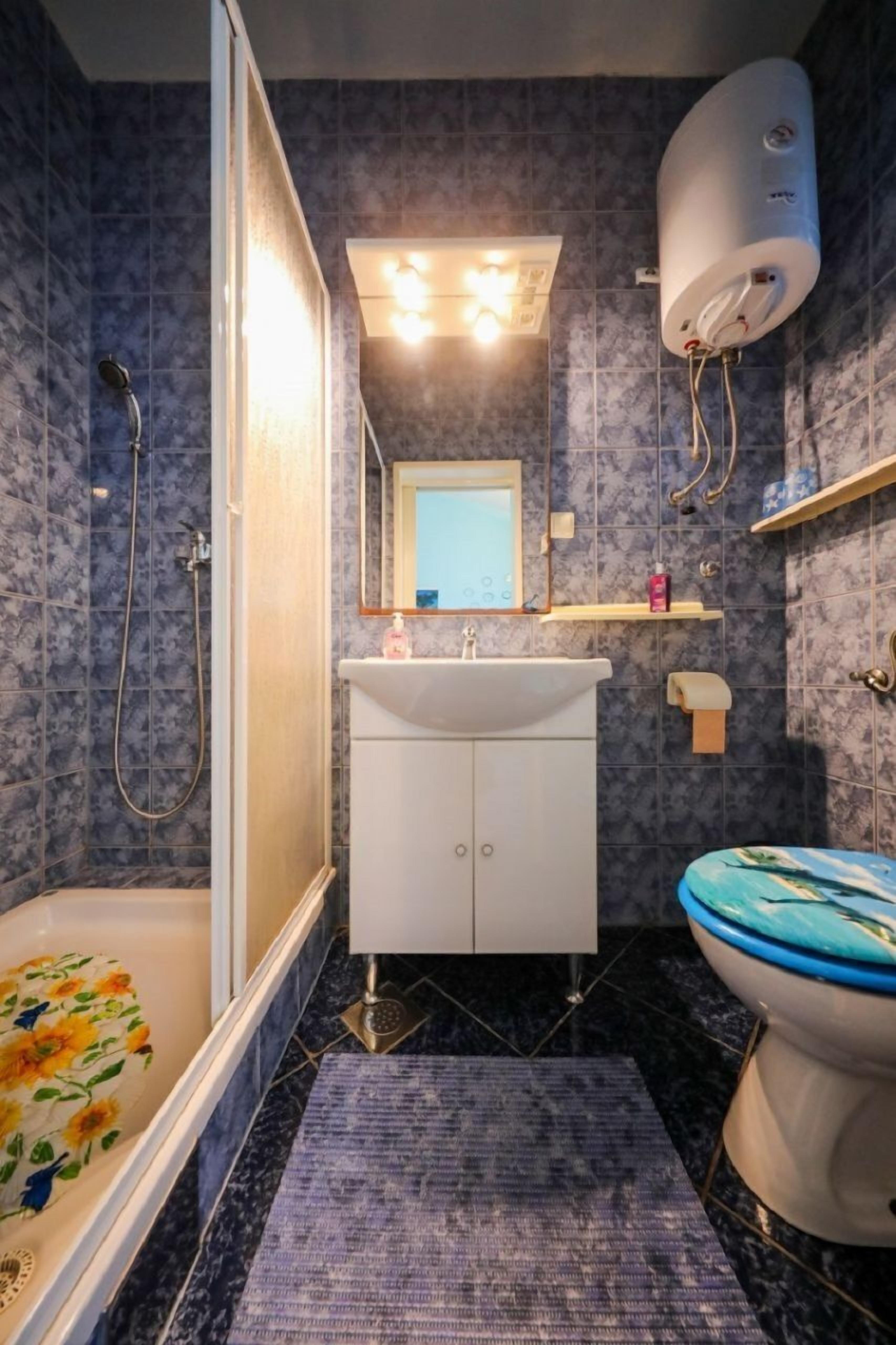Studio (A2) | Bathroom | Shower