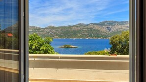 A balcony with a view of a lake and mountains. - Apartments Mari (Korčula)
