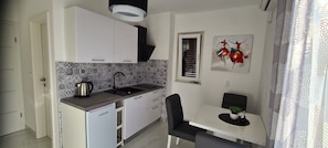 Apartment (A1) | Private kitchen | Fridge, oven, stovetop, cookware/dishes/utensils - Apartments Dari (Sali)