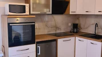 Apartamento (A2) | Cozinha privada | Geladeira, fogão, cooktop, talheres/pratos/utensílios de cozinha