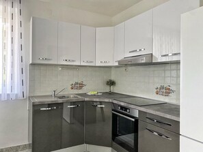 Apartment (A1) | Private kitchen | Fridge, oven, stovetop, cookware/dishes/utensils - Apartments Vese (Sveti Filip i Jakov)