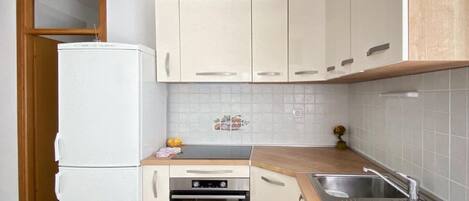 Appartement (A2) | Cuisine privée | Réfrigérateur, un four, surface de cuisson, vaisselle et ustensiles