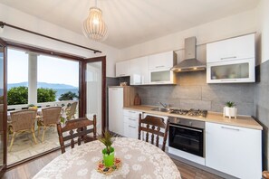Apartment (A2) | Private kitchen | Fridge, stovetop, cookware/dishes/utensils - Apartments Sime (Gradac)