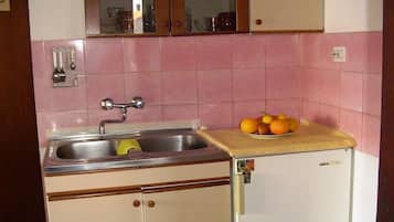 Leilighet (A2) | Eget kjøkken | Kjøleskap, kokeplater, espressomaskin og kjøkkenutstyr