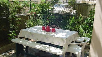 Apartemen (A3) | Teras/patio