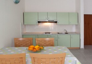 Fridge, stovetop, espresso maker, electric kettle - Apartments Filip (Okrug)