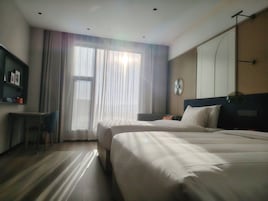 经典双床房, 城市景观 | 办公桌、笔记本电脑工作区、免费 WiFi