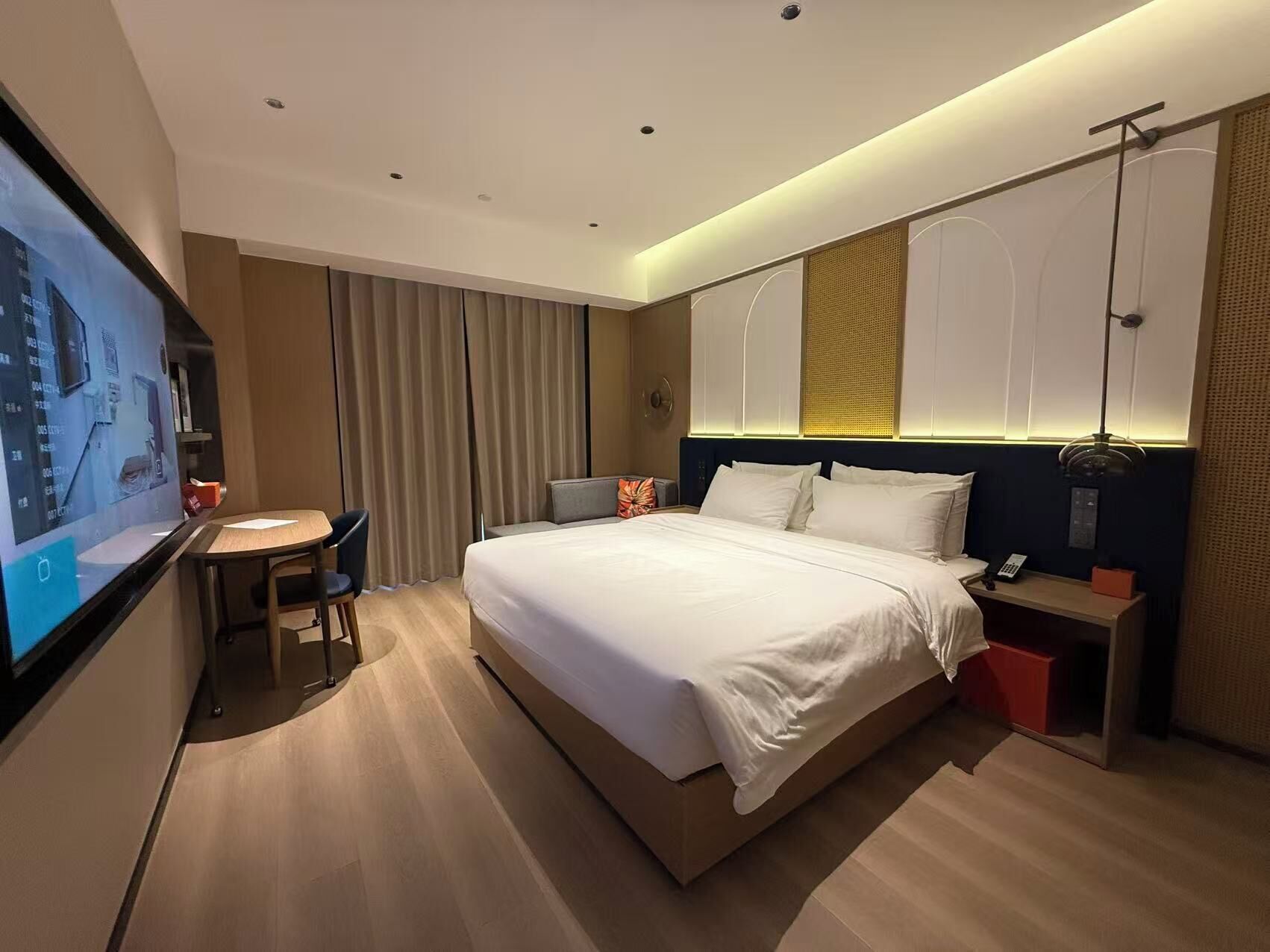 Classic Single Room, City View | Living area