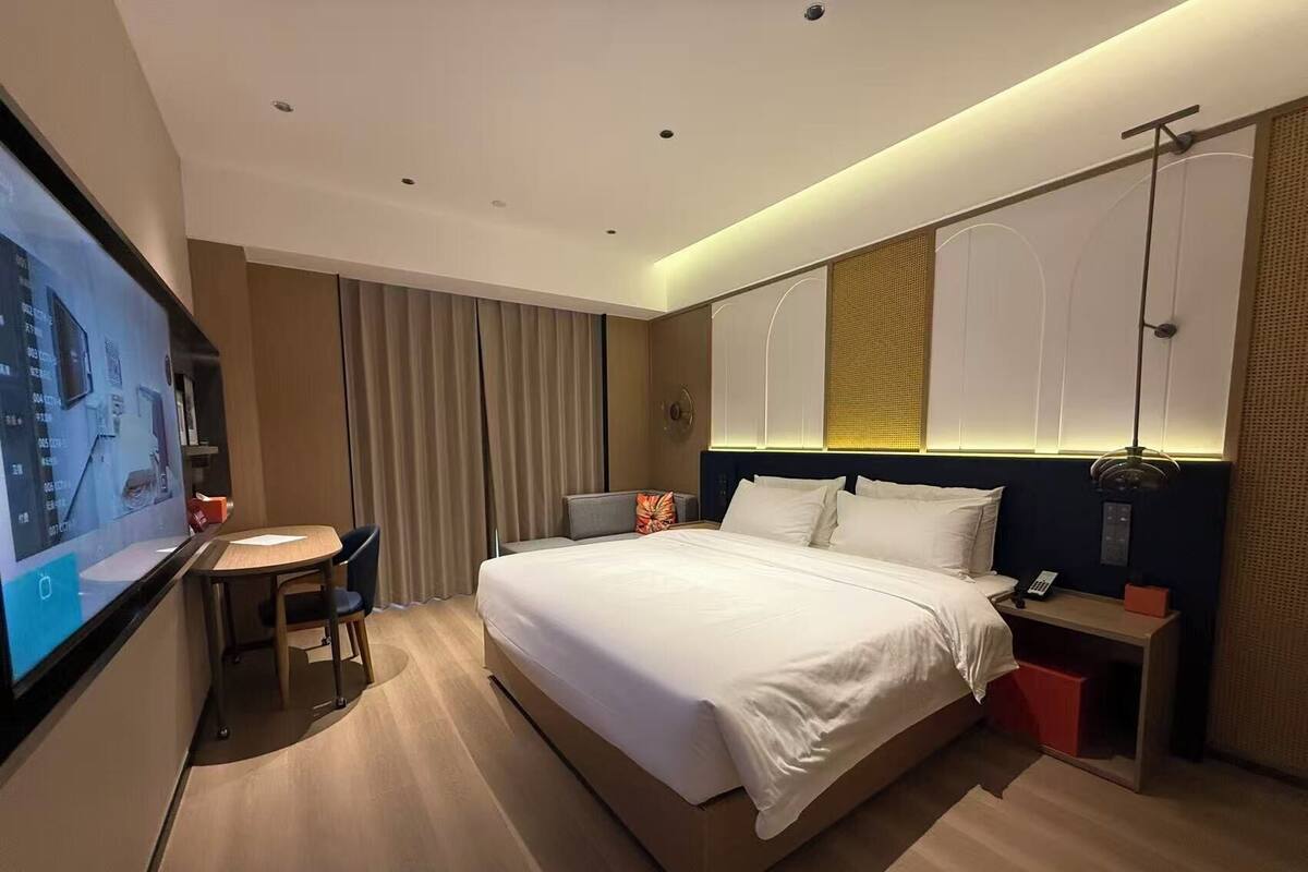 Classic Single Room, City View | Living area