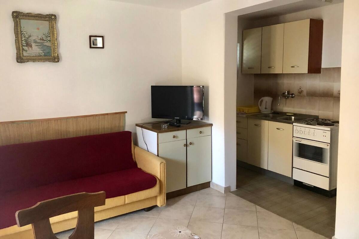 Refrigerador, horno, placa de cocina, utensilios de cocina