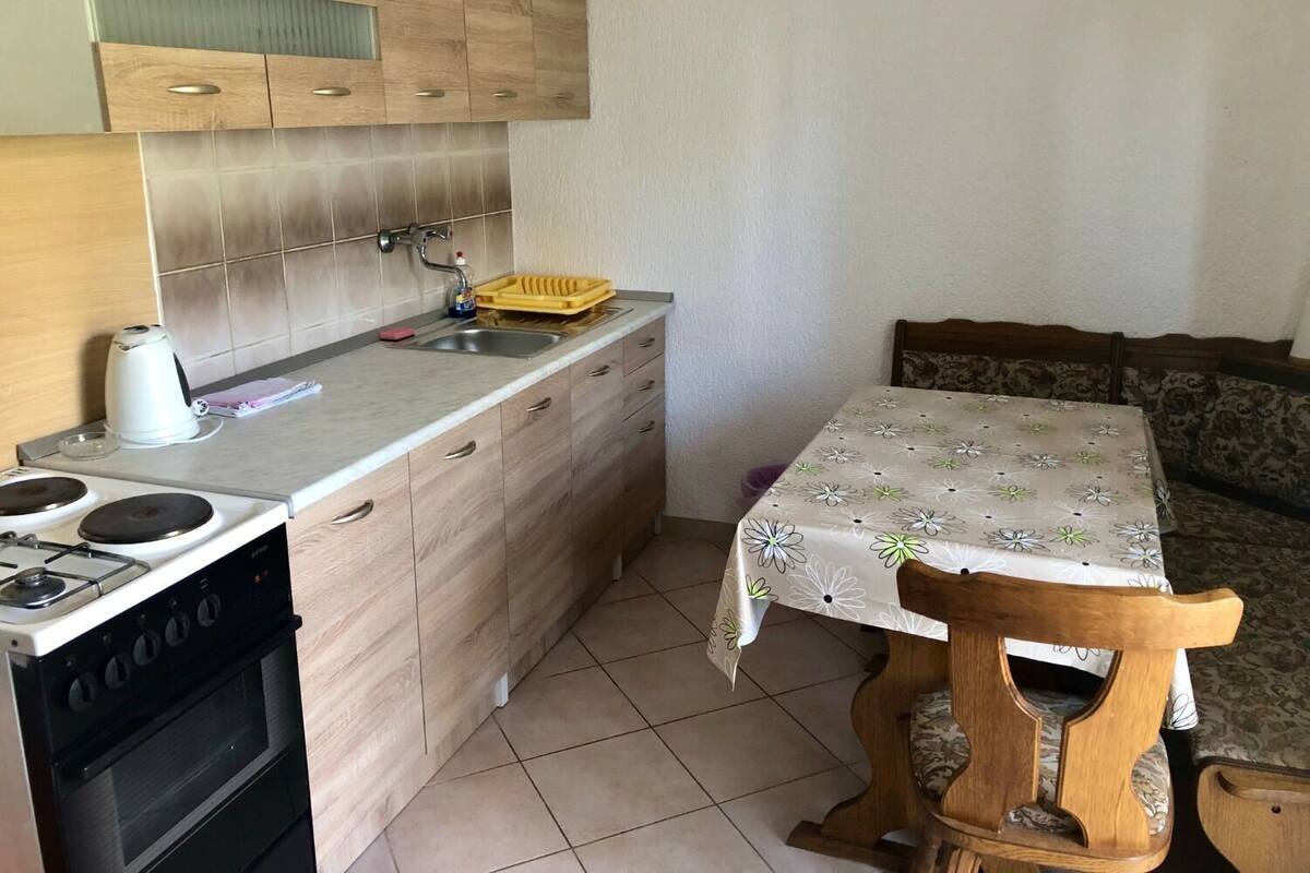 Refrigerador, horno, placa de cocina, utensilios de cocina