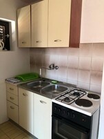 Refrigerador, horno, placa de cocina, utensilios de cocina