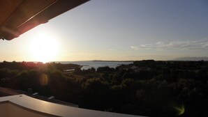 A balcony with a view of the sea and distant mountains during sunset. - Apartments Kate (Nin)