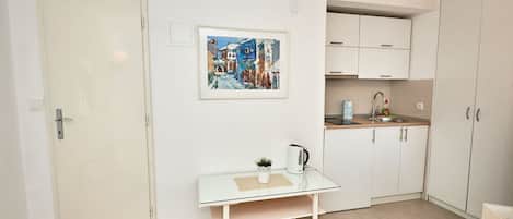 Studio (A5) | Private kitchen | Fridge, stovetop, electric kettle, cookware/dishes/utensils