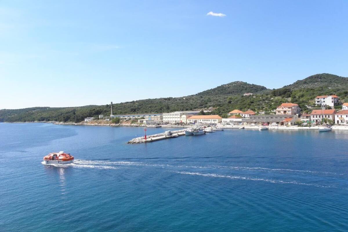 Une ville côtière dotée d’un port de plaisance, de bateaux et de bâtiments qui bordent la côte.