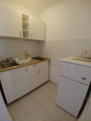 Studio (A5) | Private kitchen | Fridge, stovetop, cookware/dishes/utensils - Apartment Svetka (Sali)