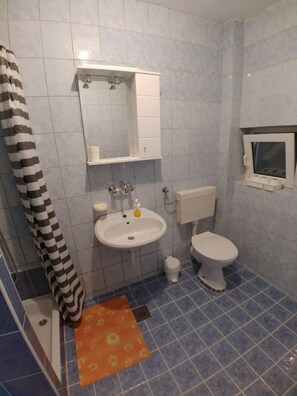 Studio (A5) | Bathroom