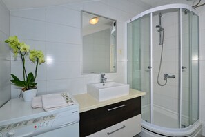 Apartment (A1) | Bathroom | Shower - Apartment Marijo (Makarska)