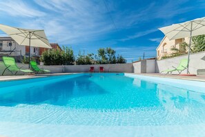 Hồ bơi ngoài trời