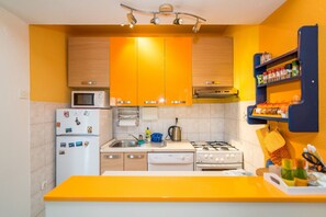 Apartment (A1) | Eigene Küche | Kühlschrank, Mikrowelle, Ofen, Herdplatte