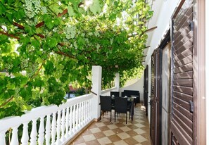 Apartment (A2) | Terrace/patio - Apartments Snjeza (Vodice)