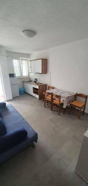 Appartamento (A3) | Cucina privata | Frigorifero, microonde, piano cottura, bollitore elettrico