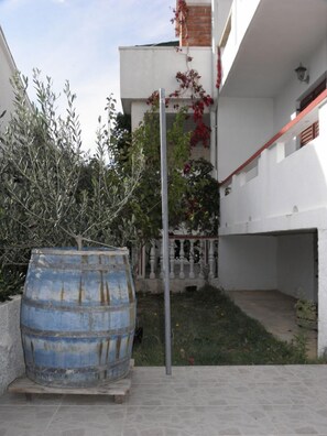 Courtyard - Apartments Pere (Povljana)