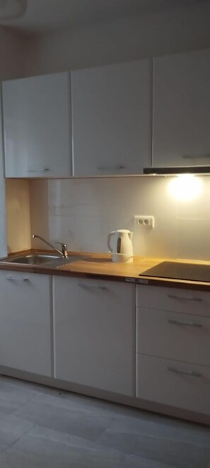Apartment (A2) | Private kitchen - Apartments Pere (Povljana)