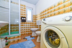 Appartement (A1) | Badkamer | Een bad