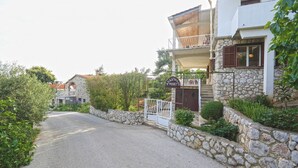 A stone building with a sign reading "APARTMANS MORETZ". - Apartments Ivan (Jelsa)