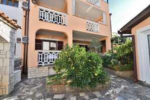 Apartment (A2) | Bahagian luar