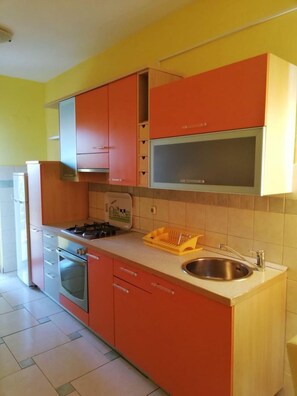 Apartamento (A4) | Cocina privada | Frigorífico, placa de cocina y utensilios de cocina