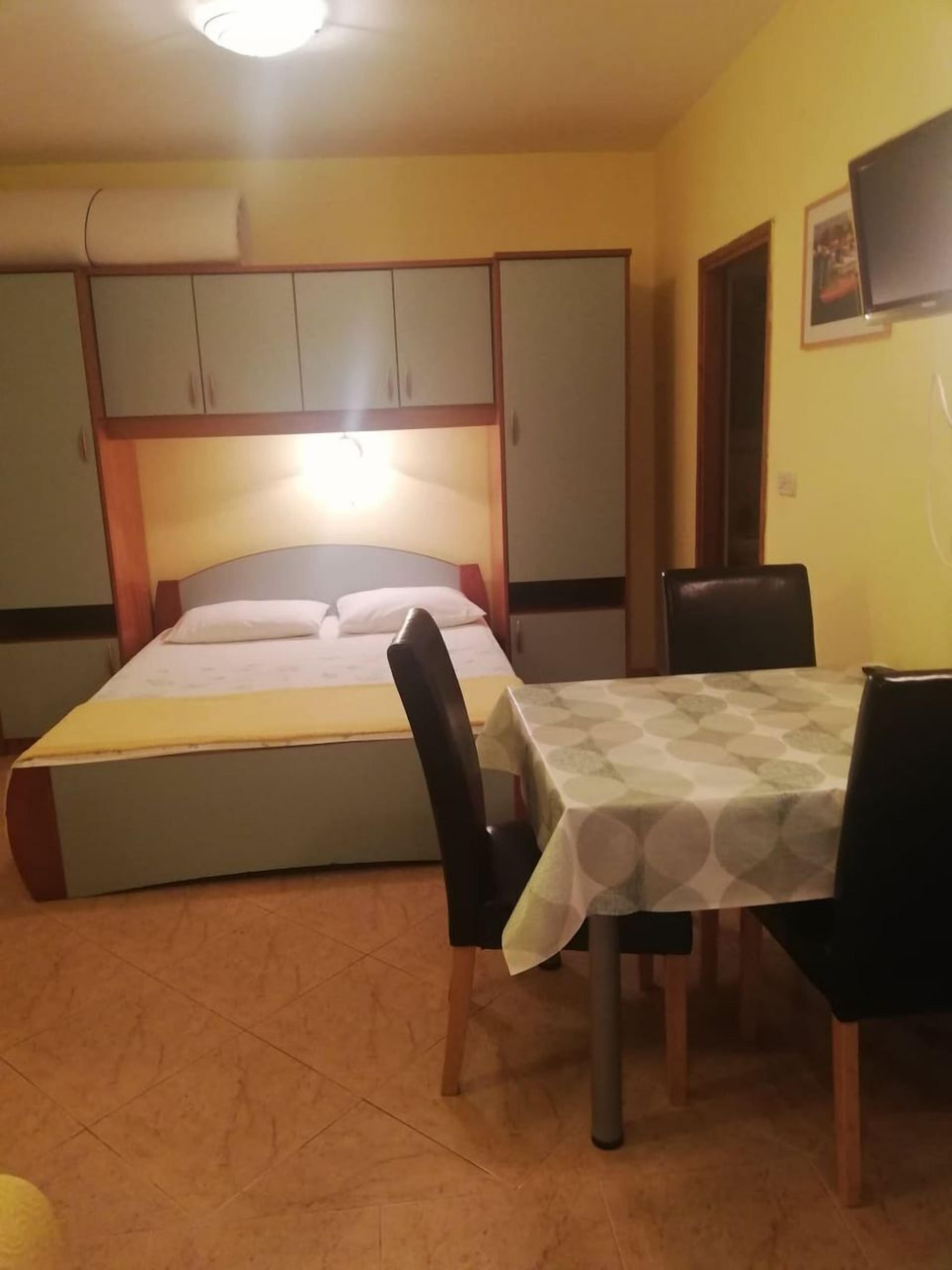 Studio (A2) | Dining