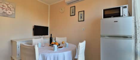 Apartment (A1) | Dining