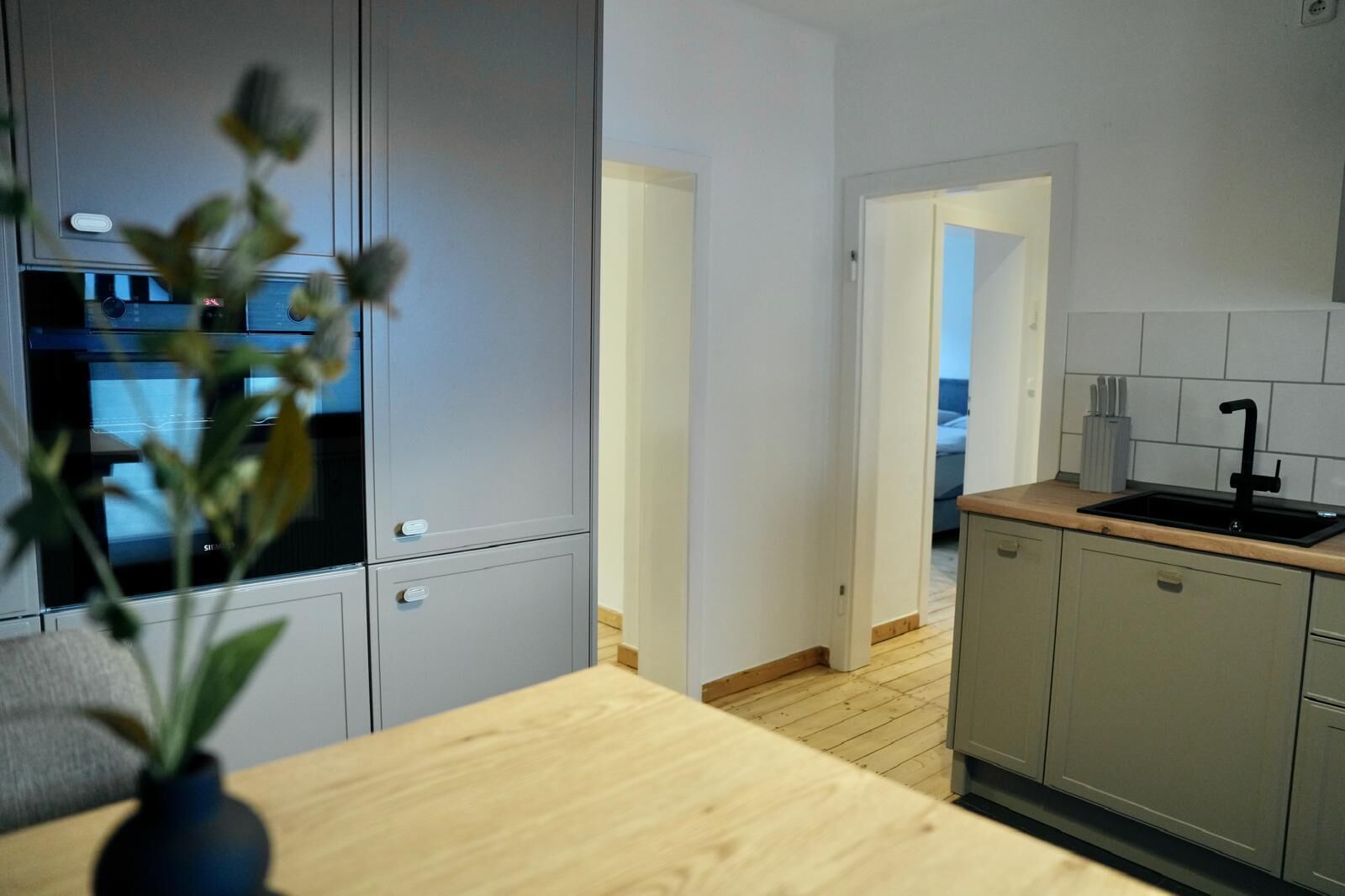 Geladeira, micro-ondas, cooktop, lava-louças