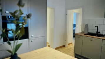 Kühlschrank, Mikrowelle, Herdplatte, Geschirrspüler