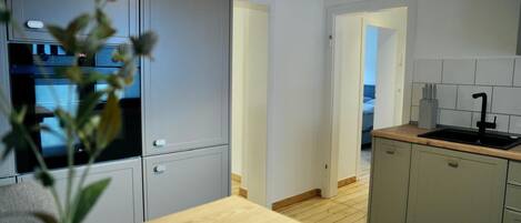 Geladeira, micro-ondas, cooktop, lava-louças