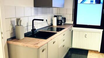 Kühlschrank, Mikrowelle, Herdplatte, Geschirrspüler