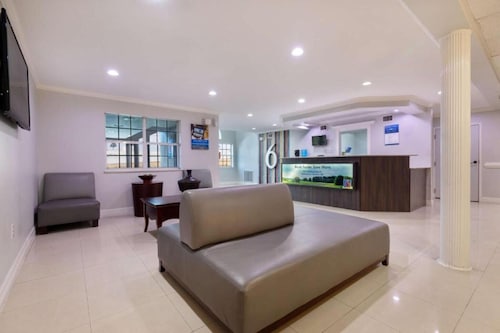 Bright ADA Queen Bed|Pool|Parking