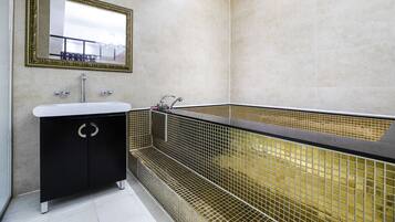 Royal Suite | Bathroom | Shower, hair dryer, towels, shampoo