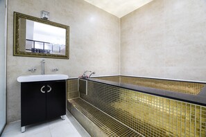 Royal Suite | Bathroom | Shower, hair dryer, towels, shampoo - Dongtan Hotel Bella (Hwaseong)