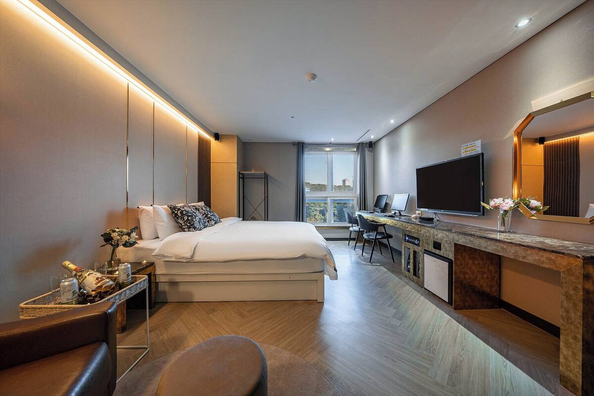 Deluxe Double Room, City View | Free WiFi, bed sheets