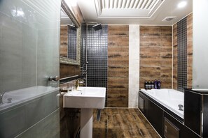 Master | Bathroom | Hair dryer, slippers, bidet, towels - Dongtan Hotel Bella (Hwaseong)