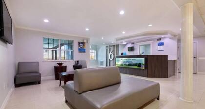 Bright 2-Bed Queen|Pool|Free Wifi