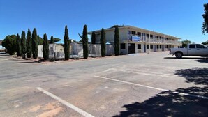 A parking lot with a building that has multiple floors and balconies. - Sunny 2-bed Room|Pool|Free Wifi (Carlsbad)