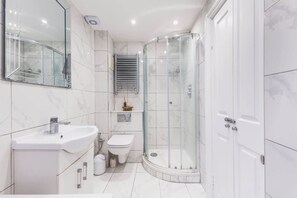 Shower - Parisian Style Duplex in Richmond Hill (Greater London)