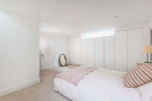 1 bedroom, iron/ironing board, Internet, bed sheets - Parisian Style Duplex in Richmond Hill (Greater London)