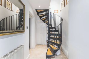 Interior - Parisian Style Duplex in Richmond Hill (Greater London)
